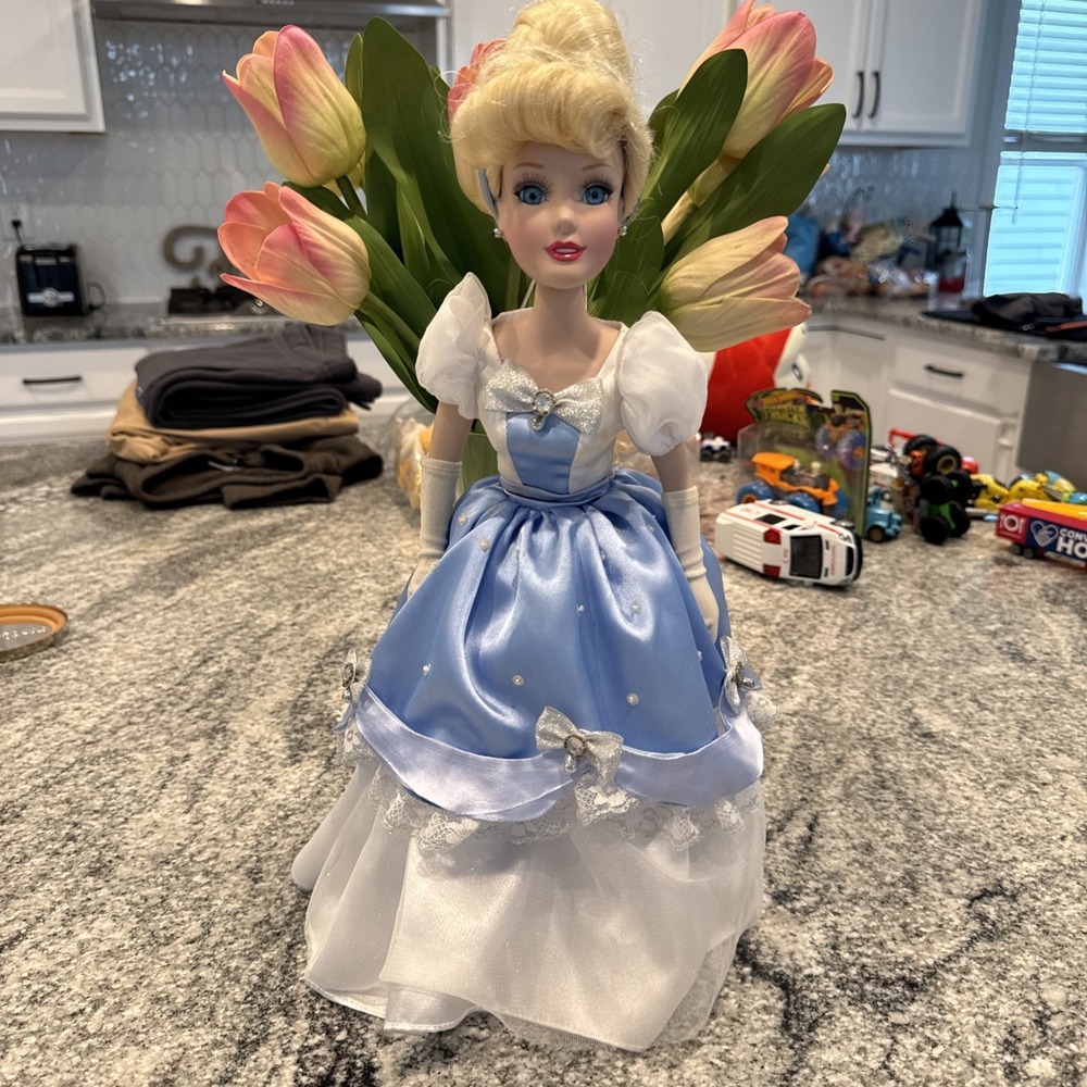 DISNEY CINDERELLA SPECIAL EDITION SCULPT BRASS KEY KEEPSAKES PORCELAIN DOLL 17''